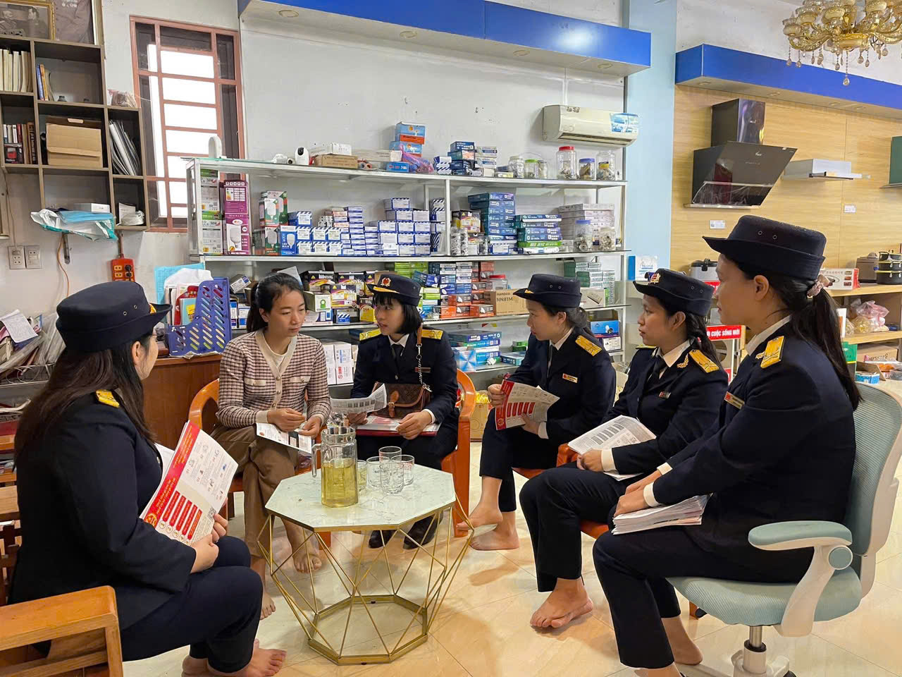Thuế cơ sở 7 tỉnh Quảng Trị: Hỗ trợ 5.000 hộ kinh doanh kê khai thuế điện tử