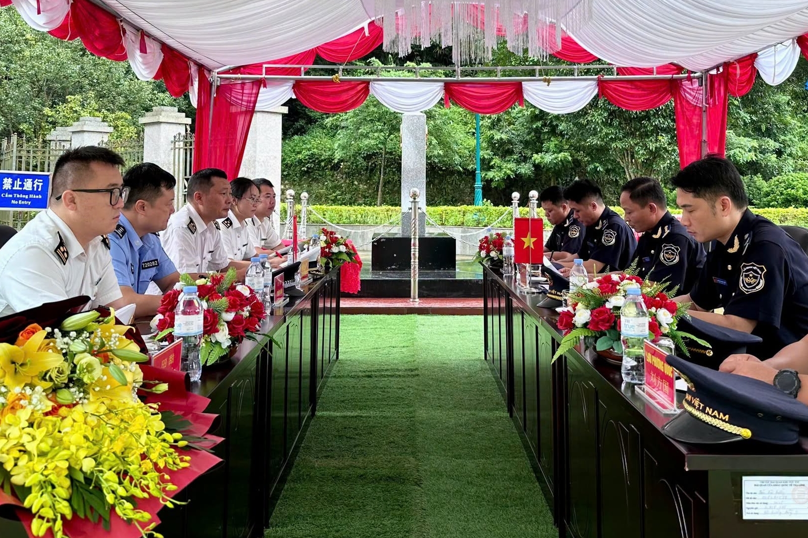 Hải quan cửa khẩu quốc tế Trà Lĩnh hội đàm với Hải quan Long Bang, Trung Quốc