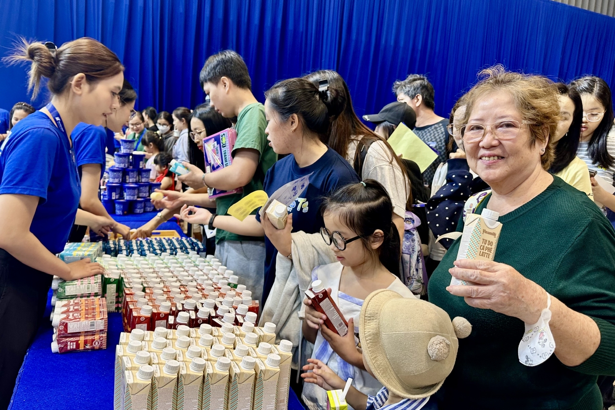 Nhiều thế hệ người tiêu dùng hào hứng trải nghiệm hành trình 50 năm Vinamilk