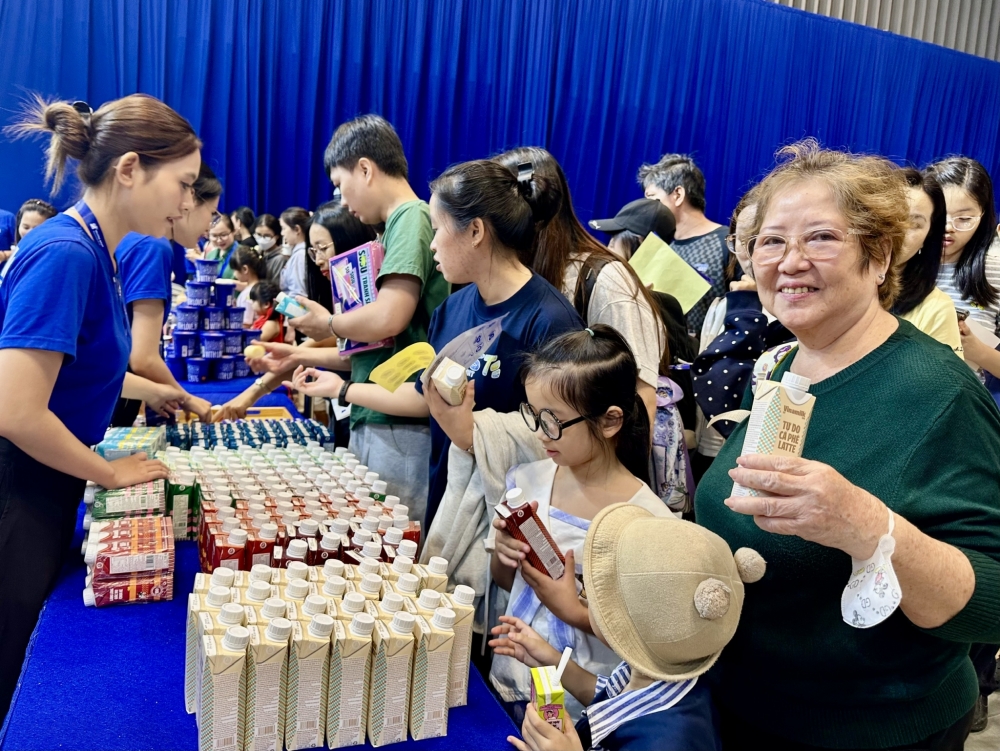 Người tiêu dùng trải nghiệm tại Vinamilk 30 năm Hàng Việt Nam chất lượng cao: Xây dựng thương hiệu bằng niềm tin người tiêu dùng