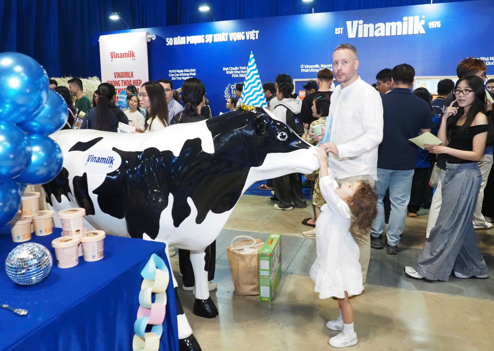 Người tiêu dùng trải nghiệm tại Vinamilk Nhiều thế hệ người tiêu dùng hào hứng trải nghiệm hành trình 50 năm Vinamilk