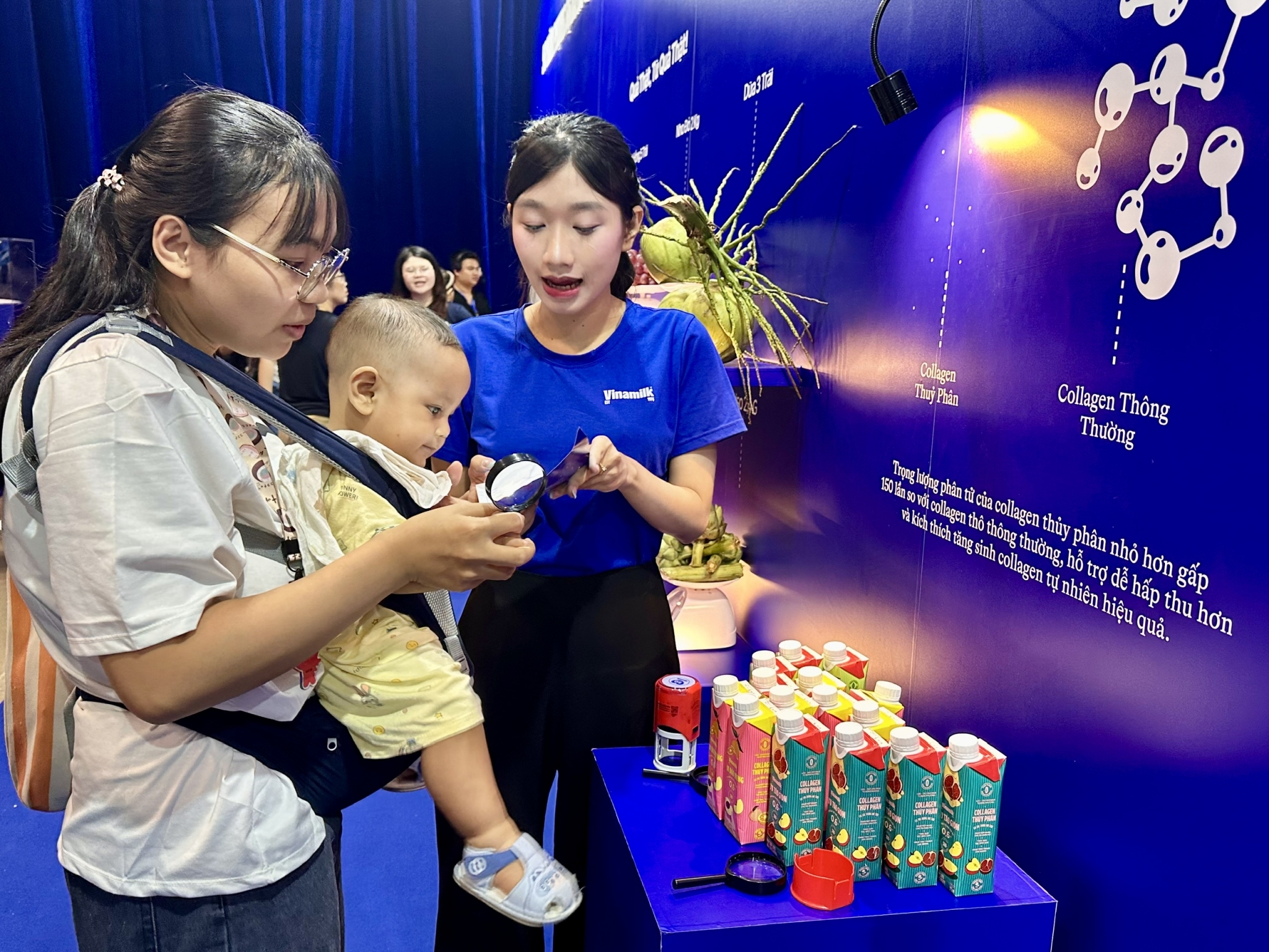 Người tiêu dùng trải nghiệm tại Vinamilk Nhiều thế hệ người tiêu dùng hào hứng trải nghiệm hành trình 50 năm Vinamilk