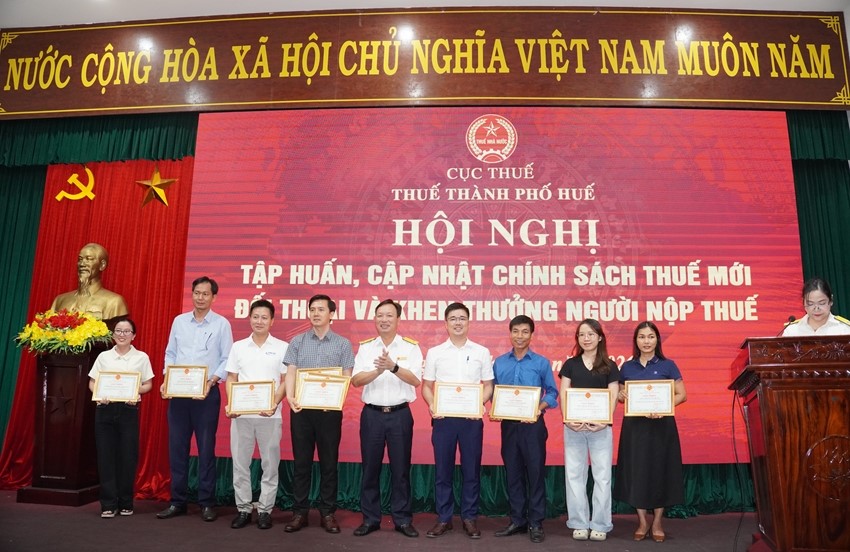 Ông Đoàn Vĩ Tuyến, Trưởng Thuế TP. Ảnh: Thùy Dung.iấy khen cho các tổ chức, doanh nghiệp trên địa bàn. Ảnh: H. Vvaan