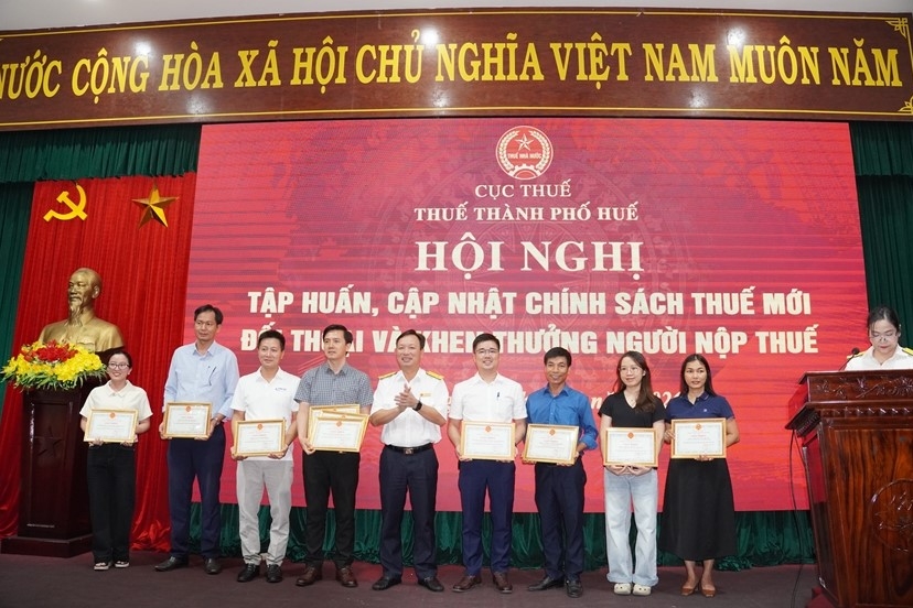 Thuế TP. Huế: Tặng giấy khen cho 55 người thực hiện tốt nghĩa vụ thuế