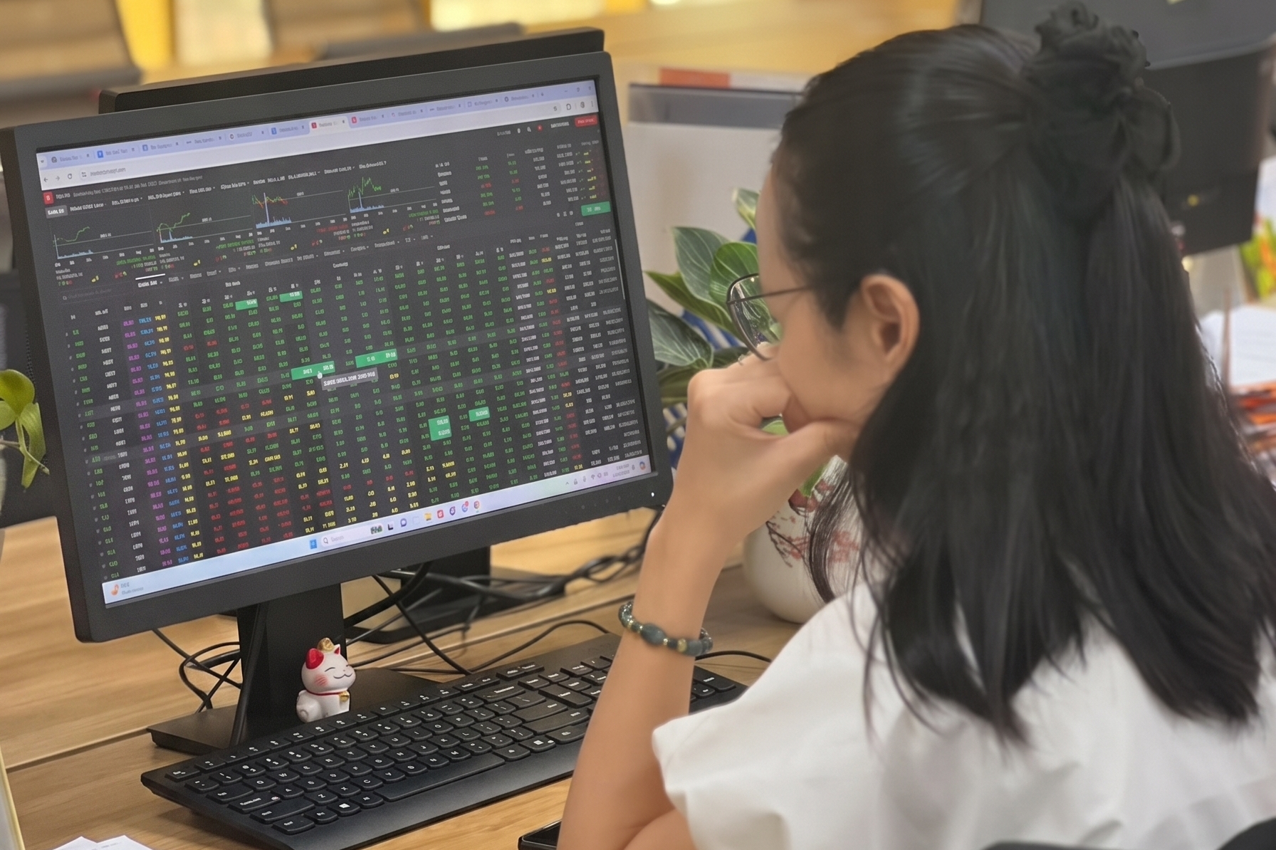 Blue-chip giữ nhịp, VN-Index trở lại sắc xanh