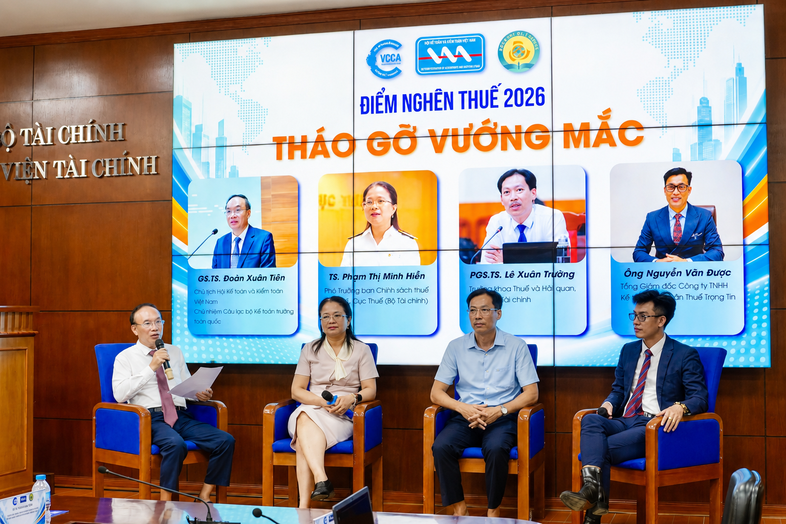 Các chuyên gia thảo luận về vai trò của quản trị thuế. Ảnh: Hương Quỳnh.