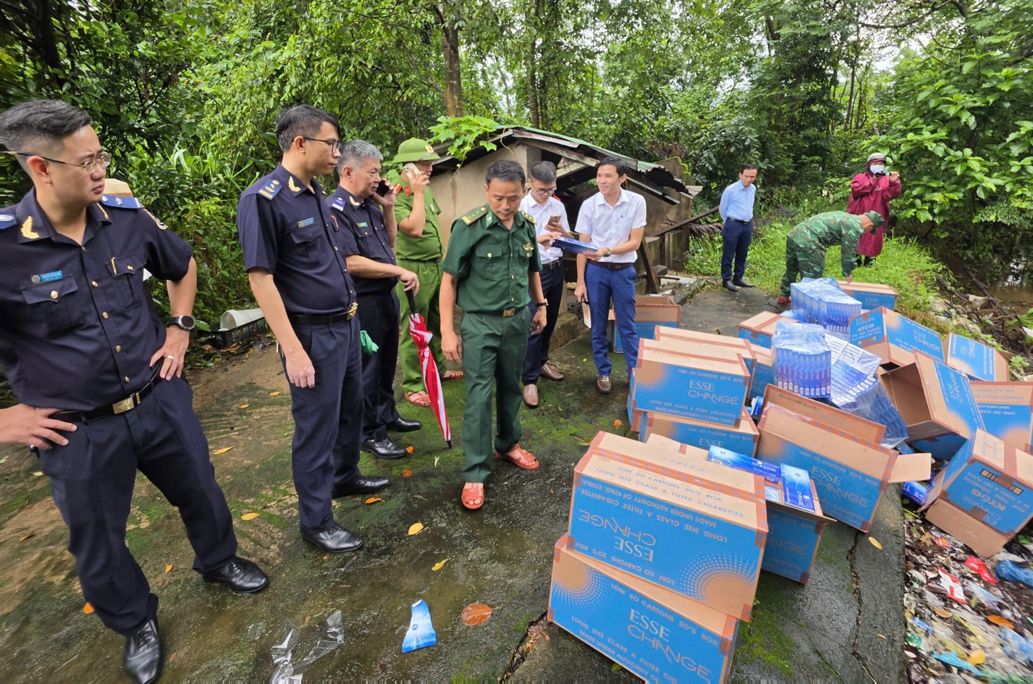 Lực lượng Hải quan phối hợp tiêu hủy thuốc lá giá. Ảnh do Hải quan CKQT Lao Bảo cung cấp.