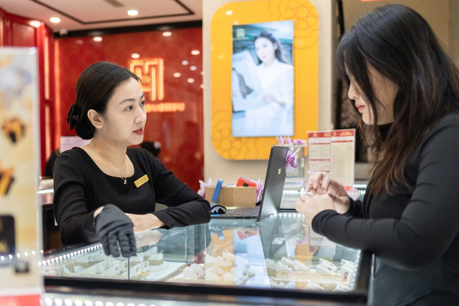 Giá vàng hôm nay: Thế giới và trong nước chênh không đáng kể