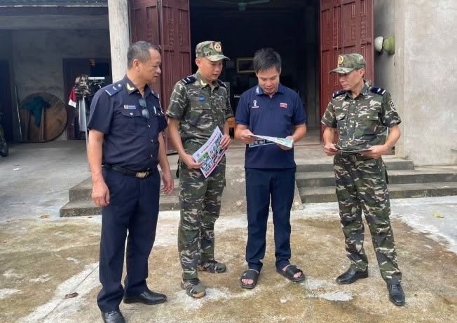 Công chức Hải quan khu vực VIII phát tờ rơi, tuyên truyền phổ biến pháp luật đến người dân. Ảnh: Chi cục HQKV VIII