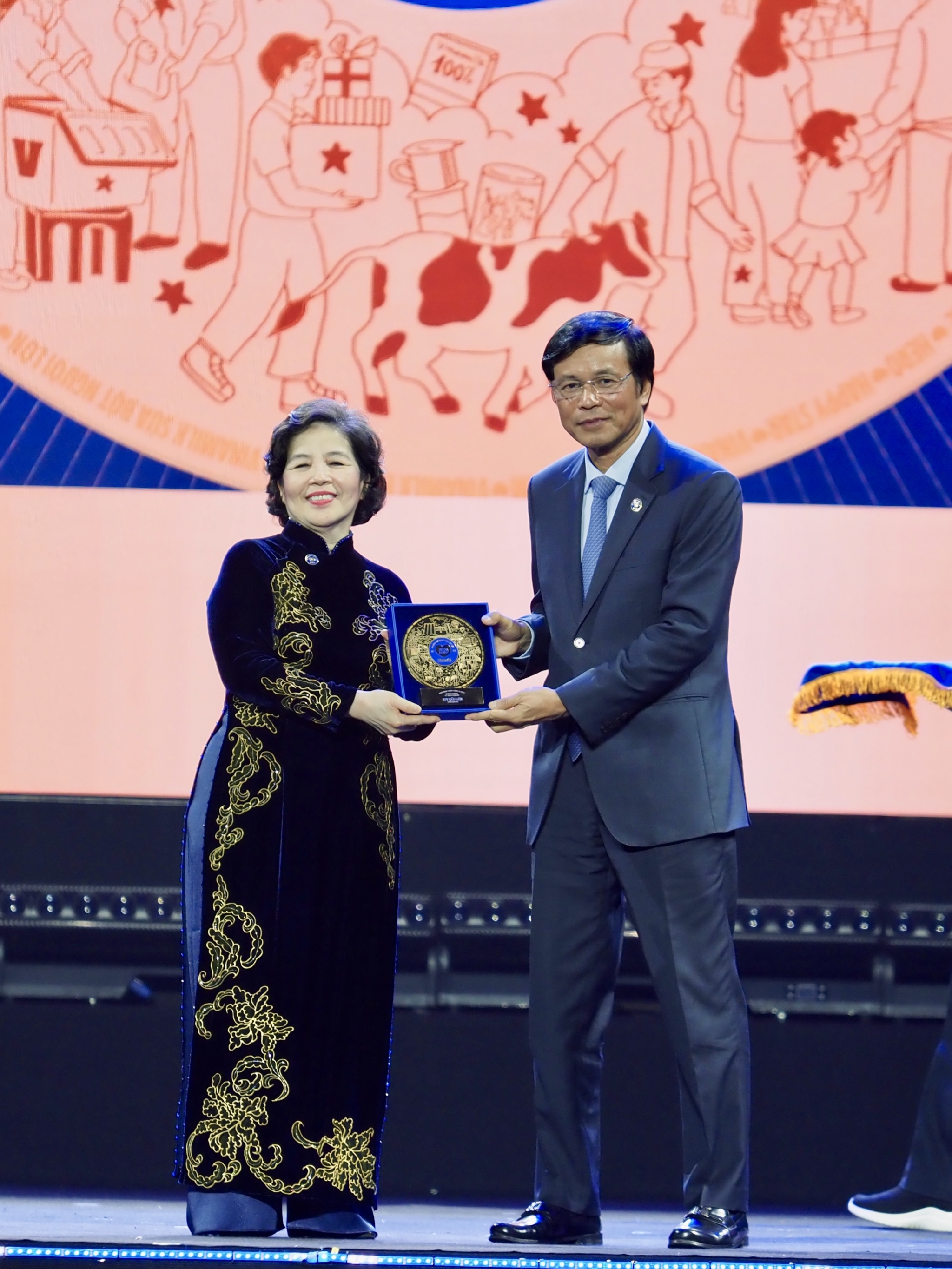 Vinamilk đón nhận Huân chương Độc lập Vinamilk đón nhận Huân chương Độc lập hạng Nhất tại dấu mốc 50 năm