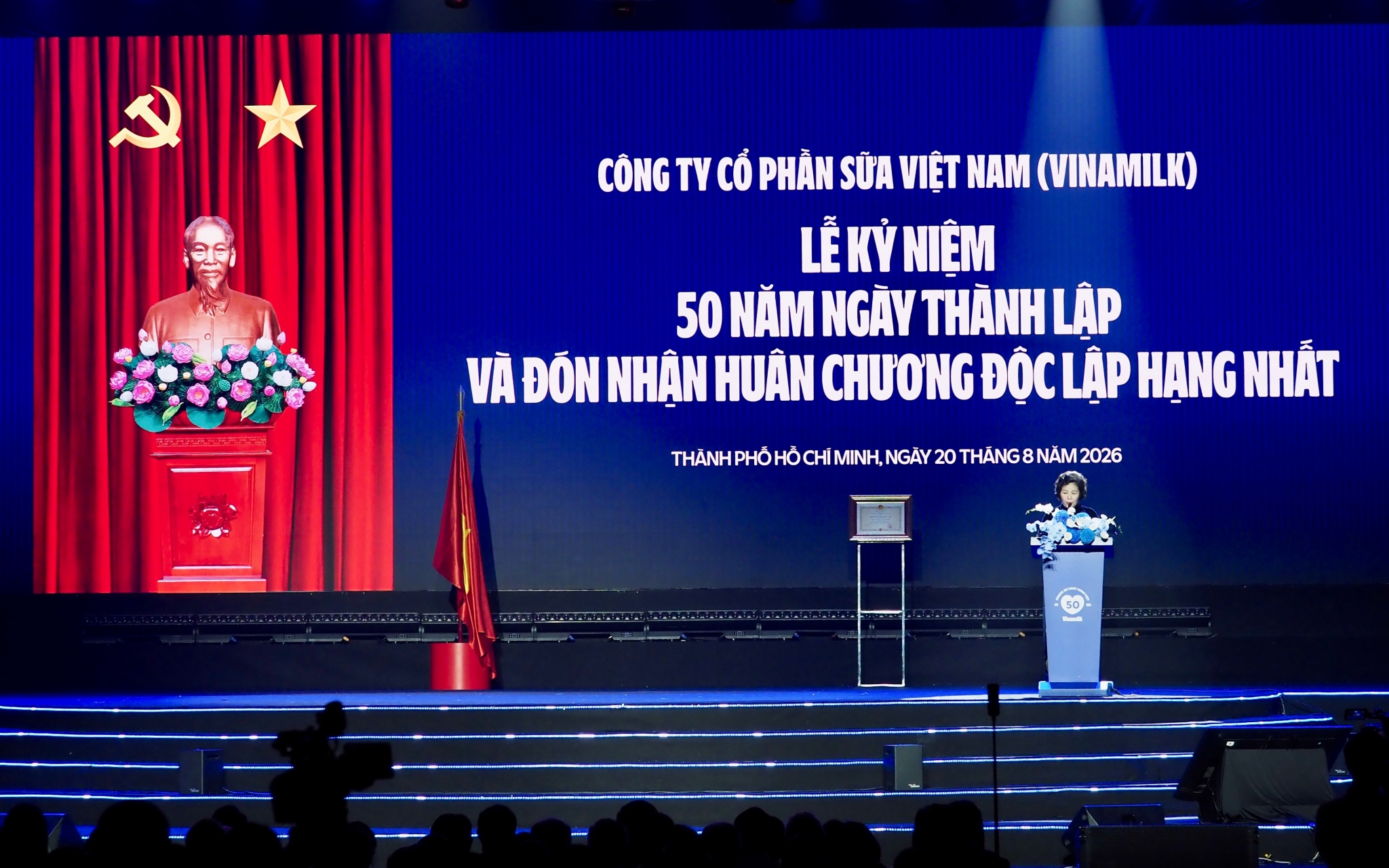 Vinamilk đón nhận Huân chương Độc lập Vinamilk đón nhận Huân chương Độc lập hạng Nhất tại dấu mốc 50 năm
