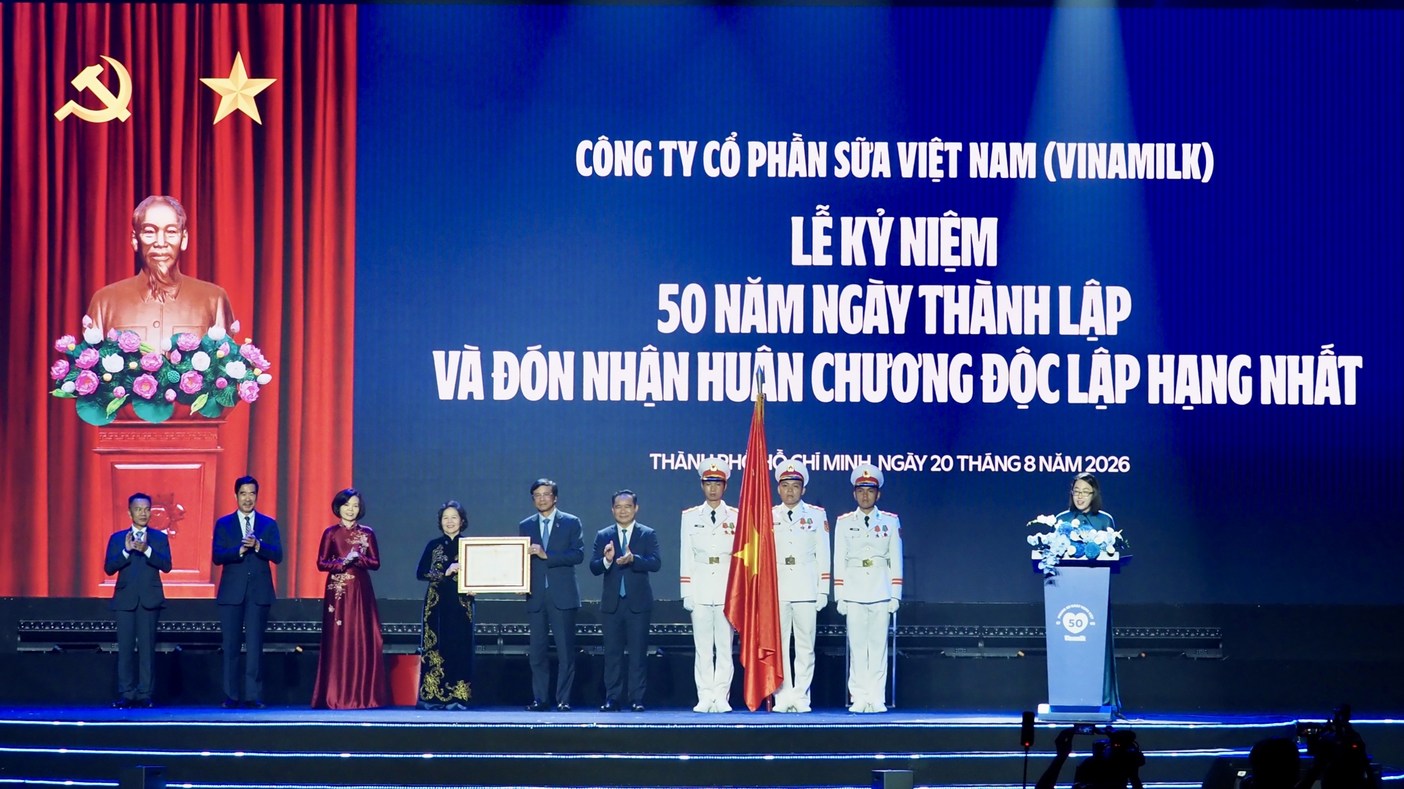 Vinamilk đón nhận Huân chương Độc lập Vinamilk đón nhận Huân chương Độc lập hạng Nhất tại dấu mốc 50 năm
