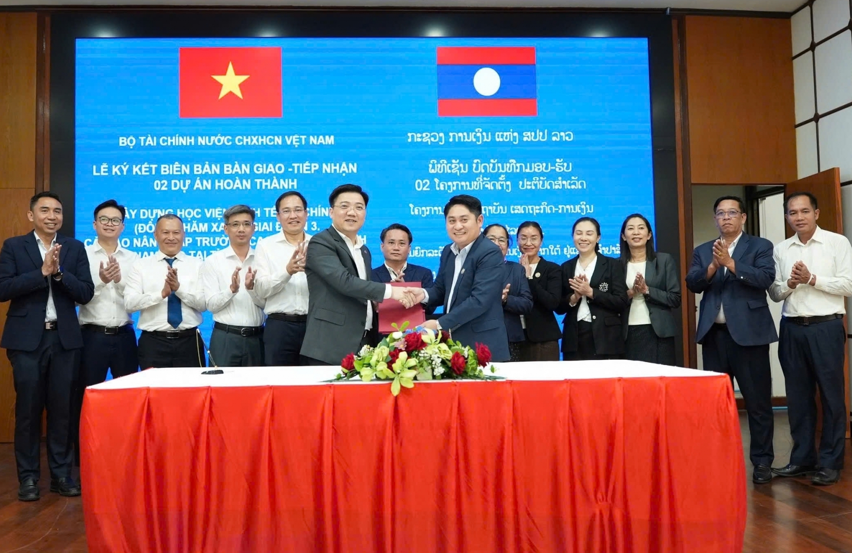 Thắt chặt hợp tác tài chính giữa Việt Nam và Lào