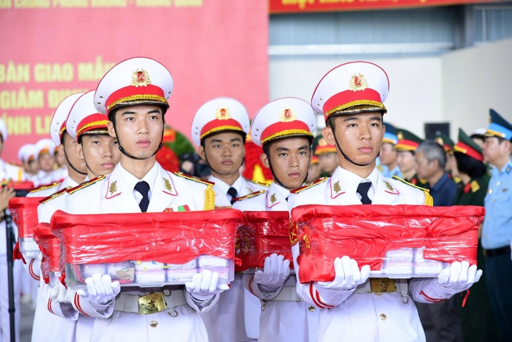 Chuyến bay đặc biệt đưa hơn 7.000 mẫu hài cốt liệt sĩ từ TP. Hồ Chí Minh đi giám định ADN Chuyến bay đặc biệt đưa hơn 7.000 mẫu hài cốt liệt sĩ từ TP. Hồ Chí Minh đi giám định ADN