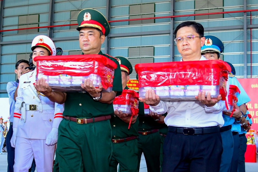 Chuyến bay đặc biệt đưa hơn 7.000 mẫu hài cốt liệt sĩ từ TP. Hồ Chí Minh đi giám định ADN Chuyến bay đặc biệt đưa hơn 7.000 mẫu hài cốt liệt sĩ từ TP. Hồ Chí Minh đi giám định ADN
