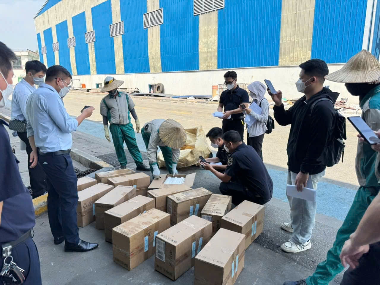 Lực lượng chức năng tổ chức tiêu hủy lô điện tử nhập khẩu giả mạo nhãn hiệu. Ảnh: Chi cục HQKV V