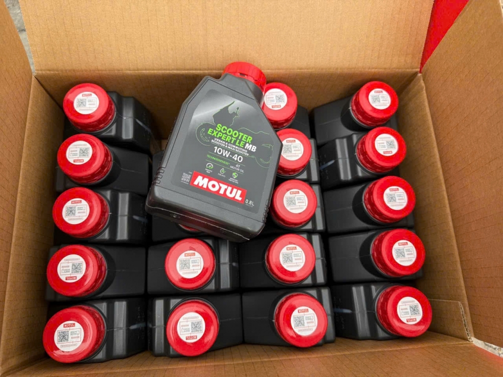 lô hàng gồm 16.000 hộp dầu nhớt mang nhãn hiệu MOTUL các loại, có dấu hiệu giả mạo nhãn hiệu MOTUL. Ảnh: Cục Hải quan
