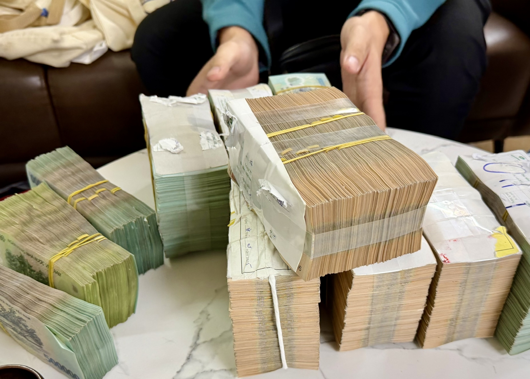 Lãi suất hôm nay: Gửi tiết kiệm từ 2 tỷ đồng, ngân hàng tung thưởng căn hộ 10 tỷ