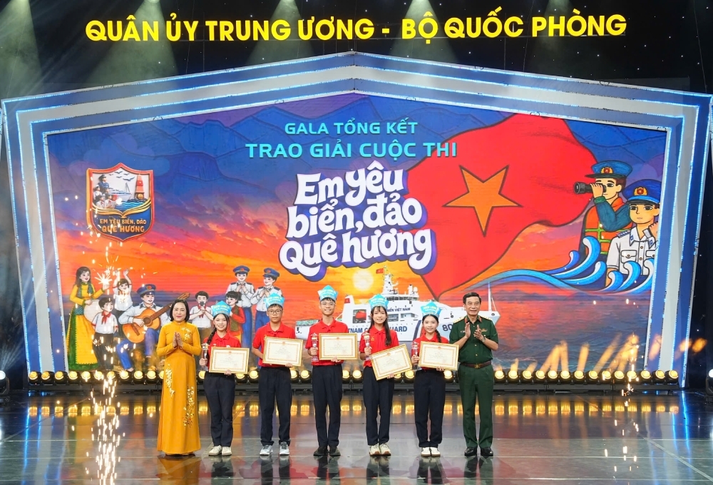Đại tướng Phan Văn Giang và Đồng chí Nguyễn Thị Thanh trao giải Nhất cho đội Bạch Long Vỹ. Ảnh: BTL Cảnh sát biển