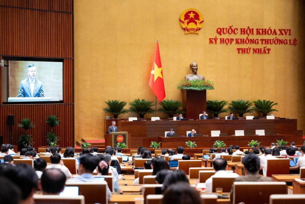 Bộ trưởng Ngô Văn Tuấn báo cáo về dự thảo Luật Hải quan tại Quốc hội. Ảnh: VPQH