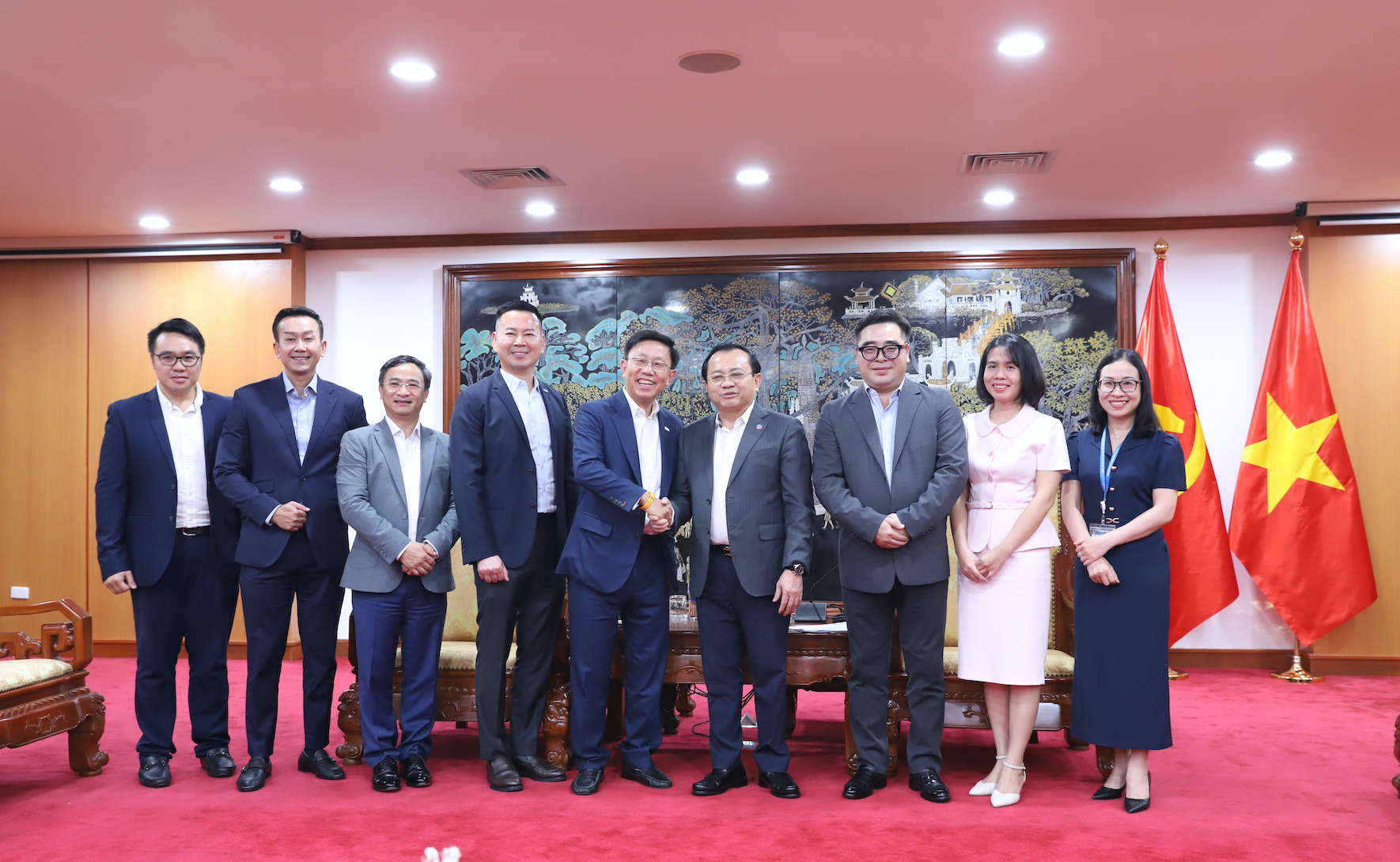 Thị trường bảo hiểm hướng tới tăng trưởng mới, FWD củng cố cam kết tại Việt Nam