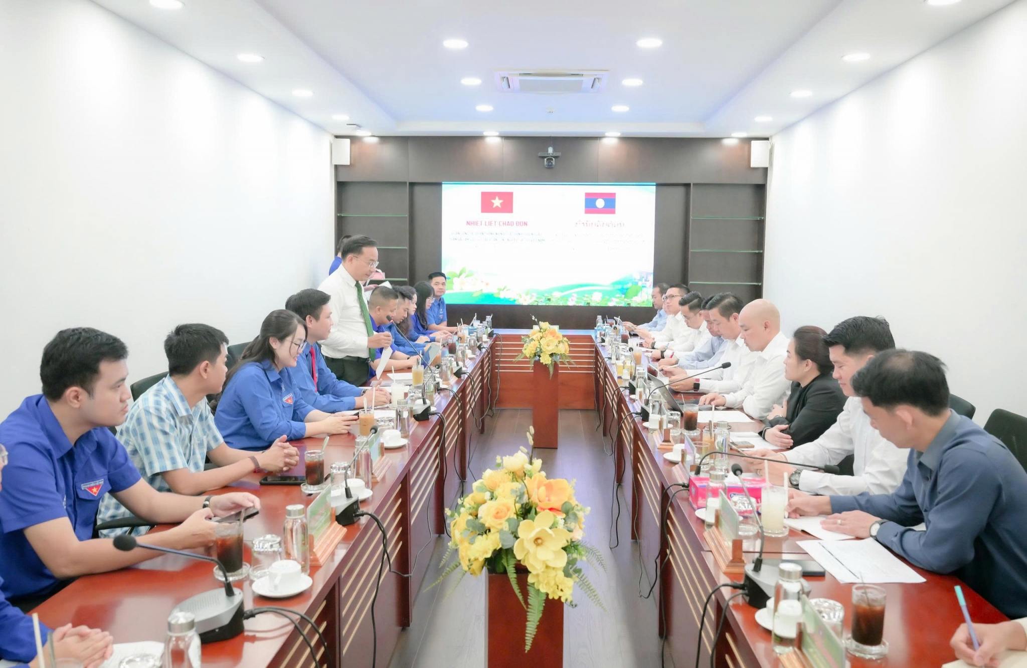 Đoàn Thanh niên Bộ Tài chính Lào thăm và làm việc với Tập đoàn Công nghiệp Cao su Việt Nam