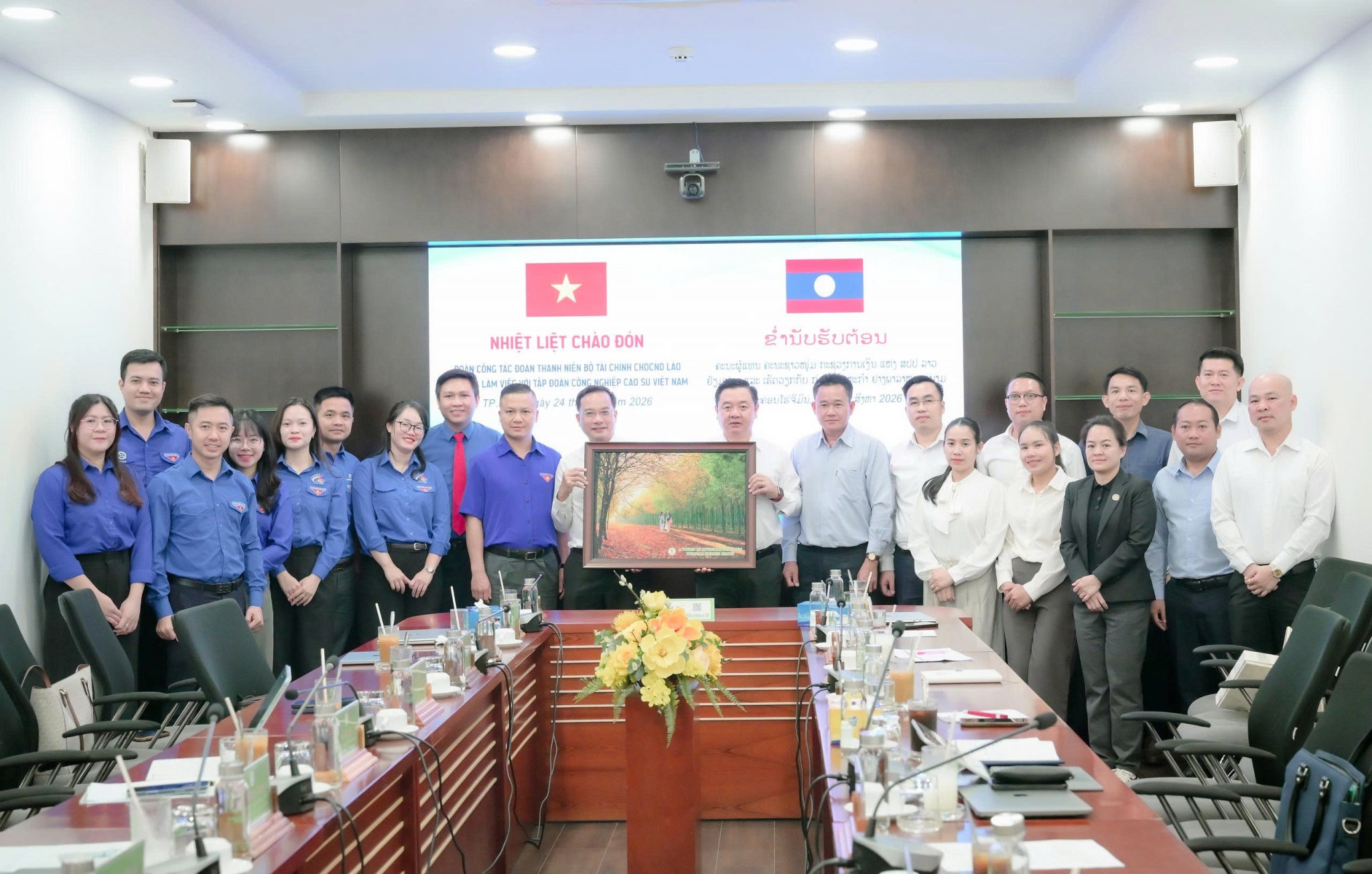 Đoàn Thanh niên Bộ Tài chính Lào thăm và làm việc với Tập đoàn Công nghiệp Cao su Việt Nam