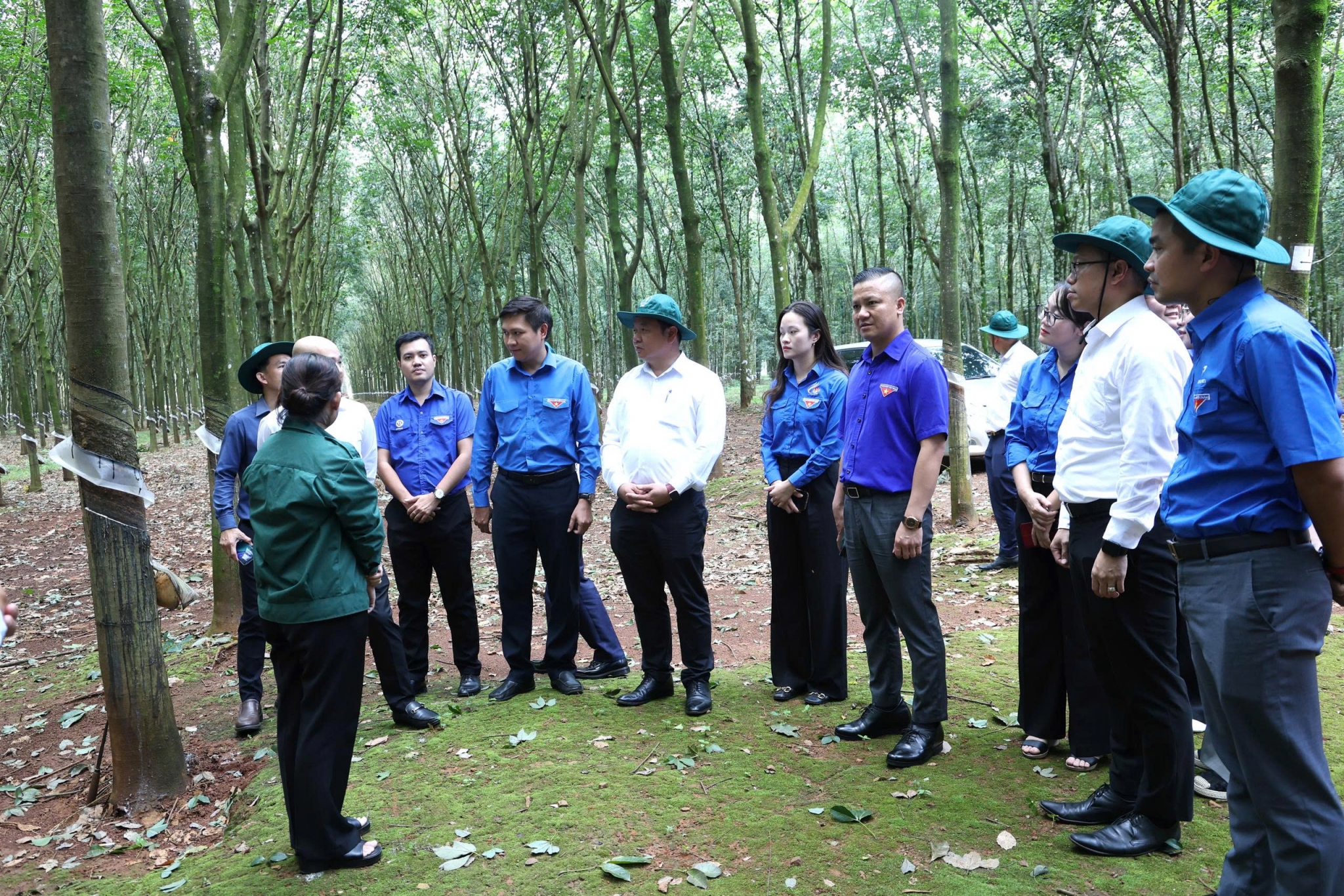 Đoàn Thanh niên Bộ Tài chính Lào thăm và làm việc với Tập đoàn Công nghiệp Cao su Việt Nam