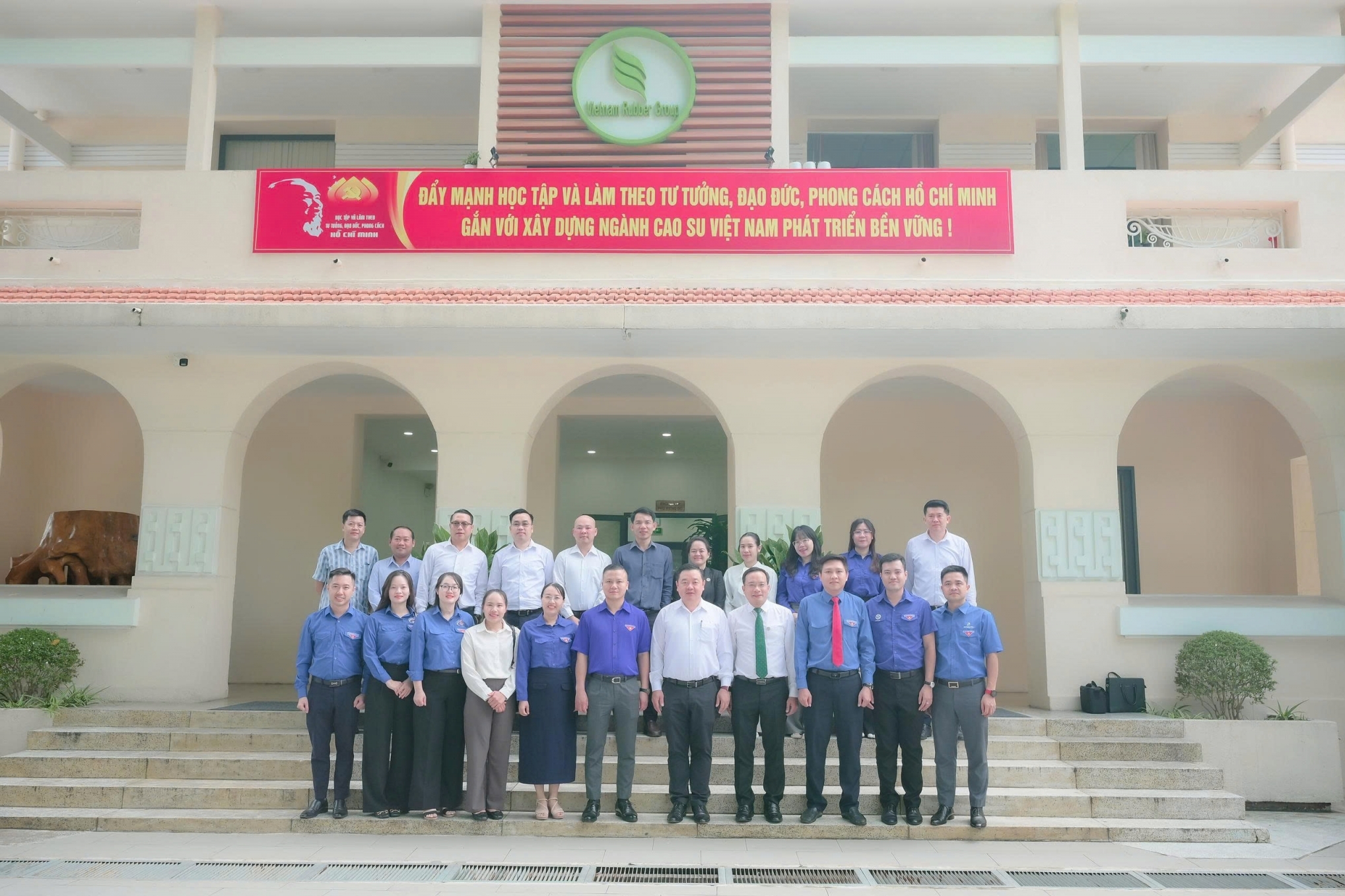 Đoàn Thanh niên Bộ Tài chính Lào thăm và làm việc với Tập đoàn Công nghiệp Cao su Việt Nam