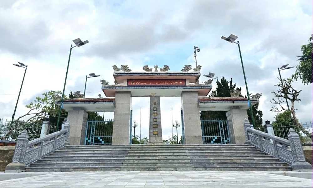 BHXH tỉnh Quảng Trị: Thắp sáng Nghĩa trang Liệt sĩ Khe Sanh, tri ân các anh hùng, liệt sĩ