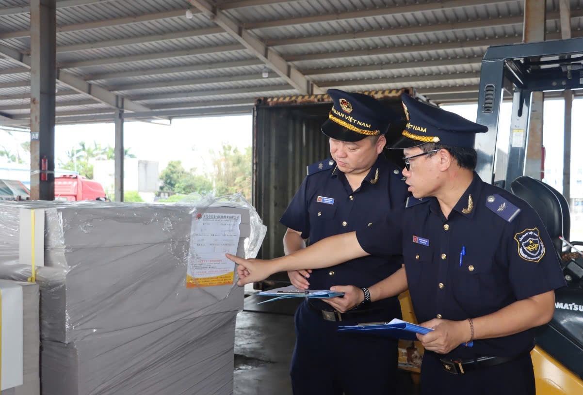 Hoạt động nghiệp vụ tại Hải quan cửa khẩu quốc tế Móng Cái, Chi cục Hải quan khu vực VIII. Ảnh: Thái Bình