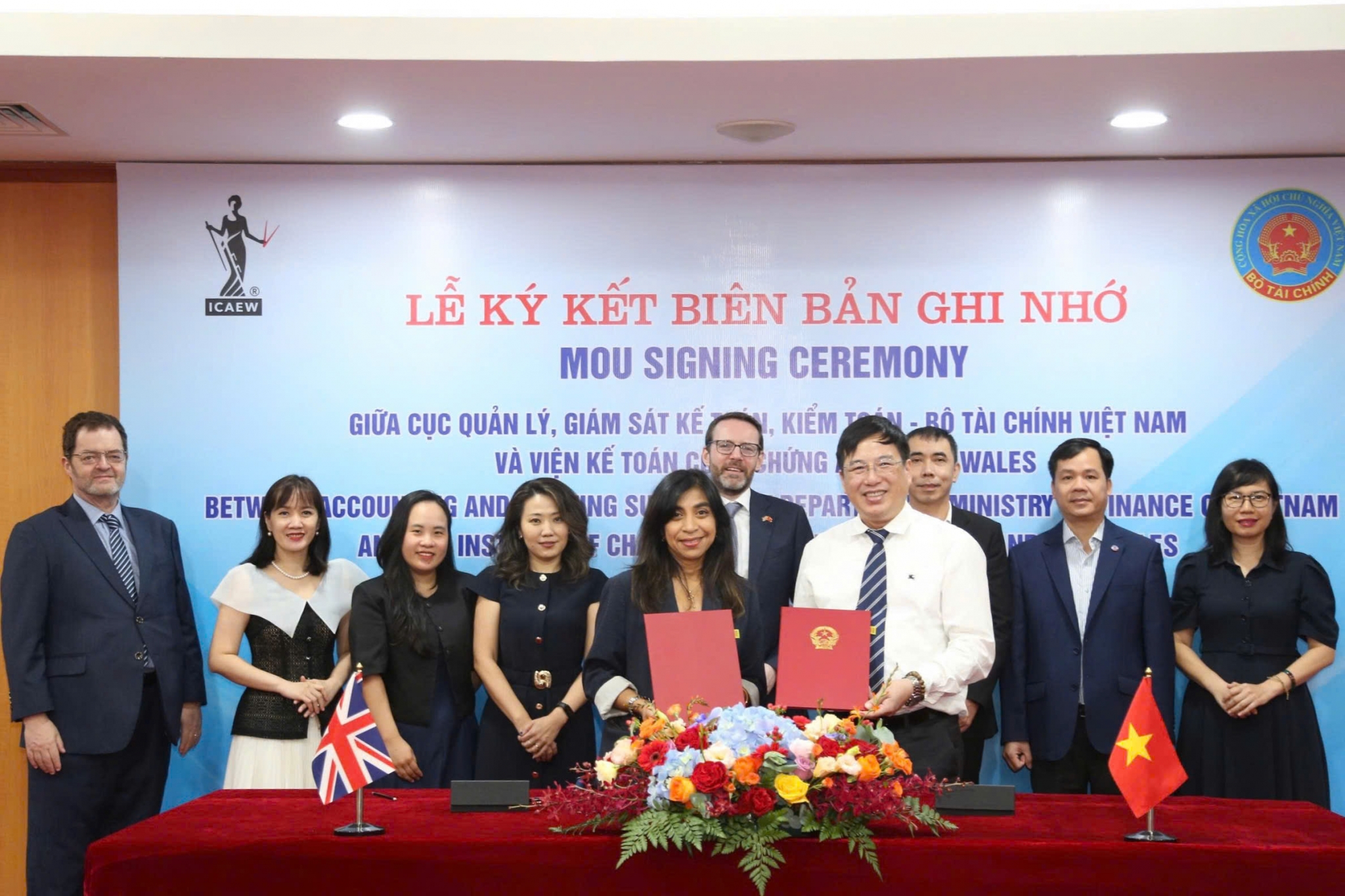 Bộ Tài chính và ICAEW ký kết hợp tác, thúc đẩy áp dụng IFRS tại Việt Nam Bộ Tài chính và ICAEW ký kết hợp tác, thúc đẩy áp dụng IFRS tại Việt Nam