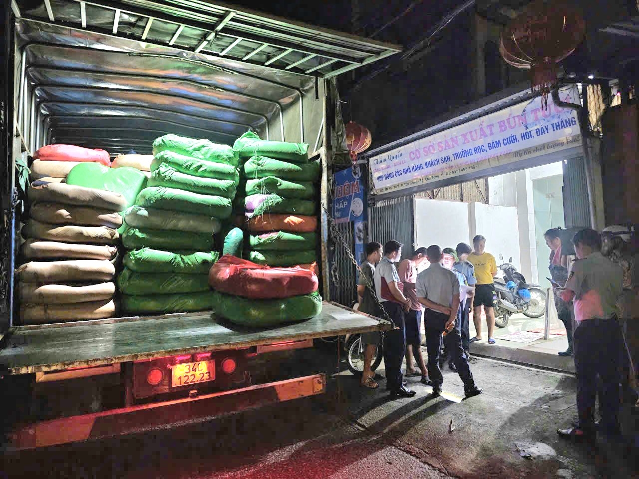 Lực lượng chức năng phối hợp kiểm tra phương tiện. Ảnh: 