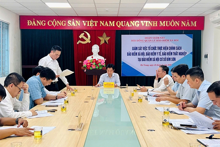 Đoàn giám sát Hội đồng quản lý BHXH làm việc với BHXH cơ sở Bỉm Sơn.