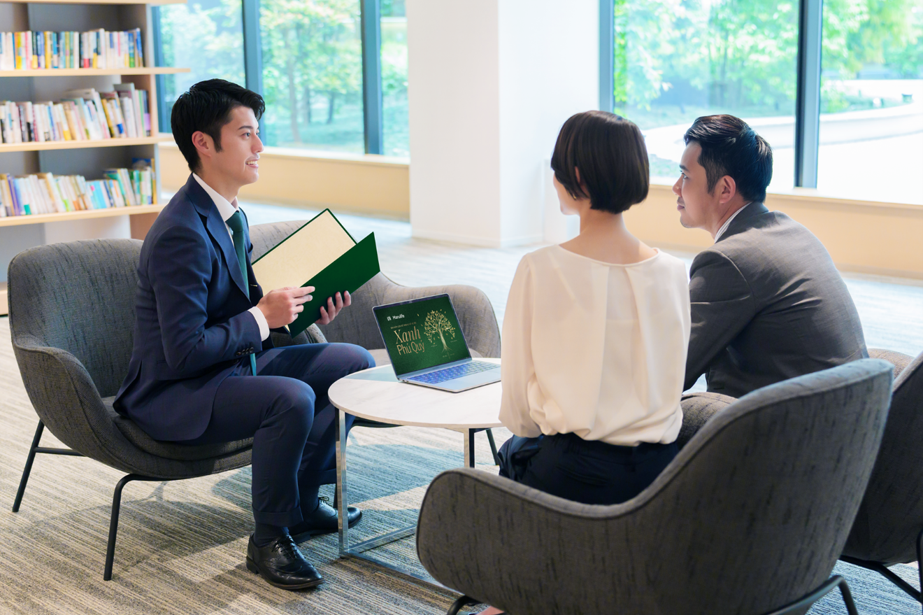 Sản phẩm bảo hiểm liên kết đơn vị Xanh Phú Quý được nhiều người thuộc thế hệ “sandwich” quan tâm để bảo vệ và tích lũy tài chính cho giai đoạn hưu trí. Ảnh Hà Hằng Sản phẩm bảo hiểm liên kết đơn vị Xanh Phú Quý được nhiều người thuộc thế hệ “sandwich” quan tâm để bảo vệ và tích lũy tài chính cho giai đoạn hưu trí. Ảnh Hà Hằng