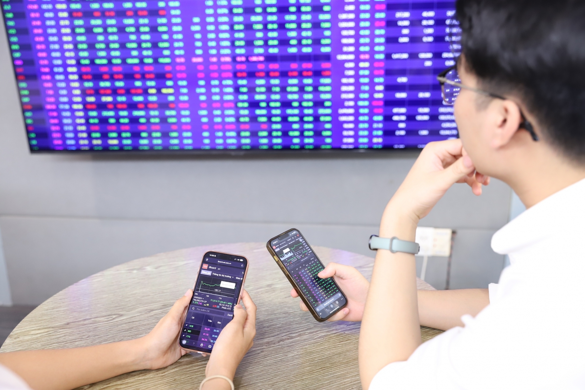 VN-Index vượt 1.820 điểm, cổ phiếu vốn hóa lớn dẫn sóng
