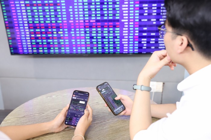 VN-Index vượt 1.820 điểm, cổ phiếu vốn hóa lớn dẫn sóng