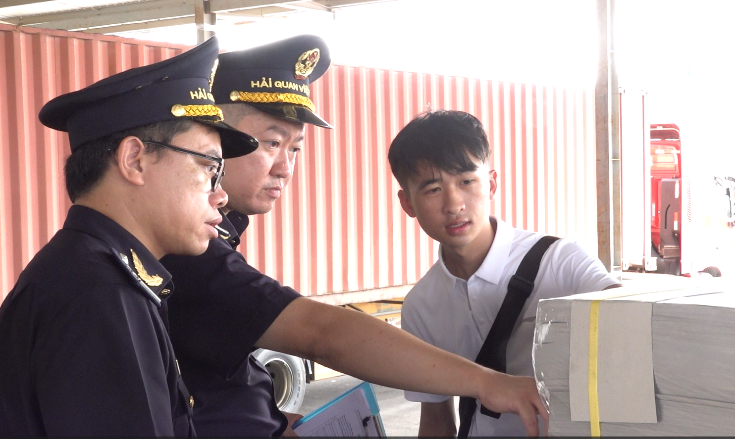 Công chức Hải quan cửa khẩu quốc tế Móng Cái, Chi cục Hải quan khu vực VIII  kiểm tra hàng hóa nhập khẩu. Ảnh: Quang Hùng