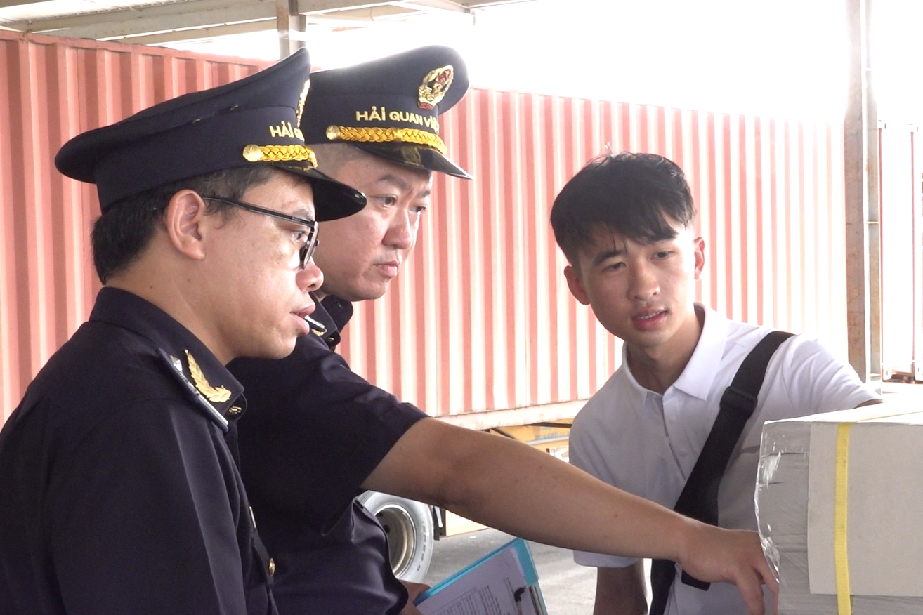 Hải quan khu vực VIII “cầu nối” phát triển dịch vụ đại lý làm thủ tục hải quan