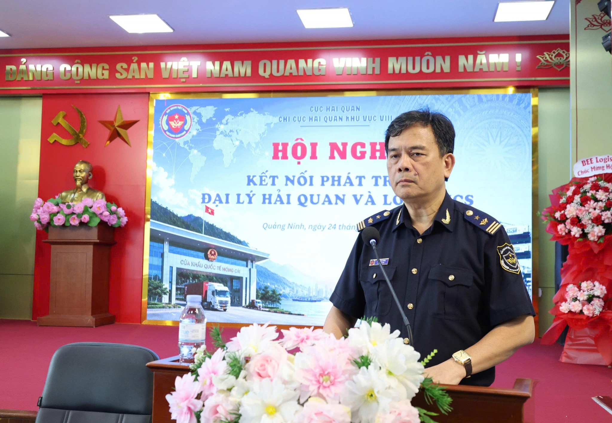Phó Chi cục trưởng Chi cục Hải quan khu vực VIII Ngô Tùng Dương phát biểu tại Hội nghị “Kết nối phát triển đại lý hải quan và logistics - thúc đẩy hoạt động xuất nhập khẩu hàng hóa trên địa bàn tỉnh Quảng Ninh”. Ảnh: Chi cục HQKV VIII
