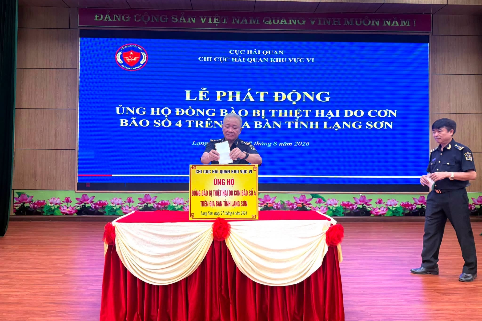 Hải quan khu vực VI chung tay hỗ trợ đồng bào vùng bão lũ
