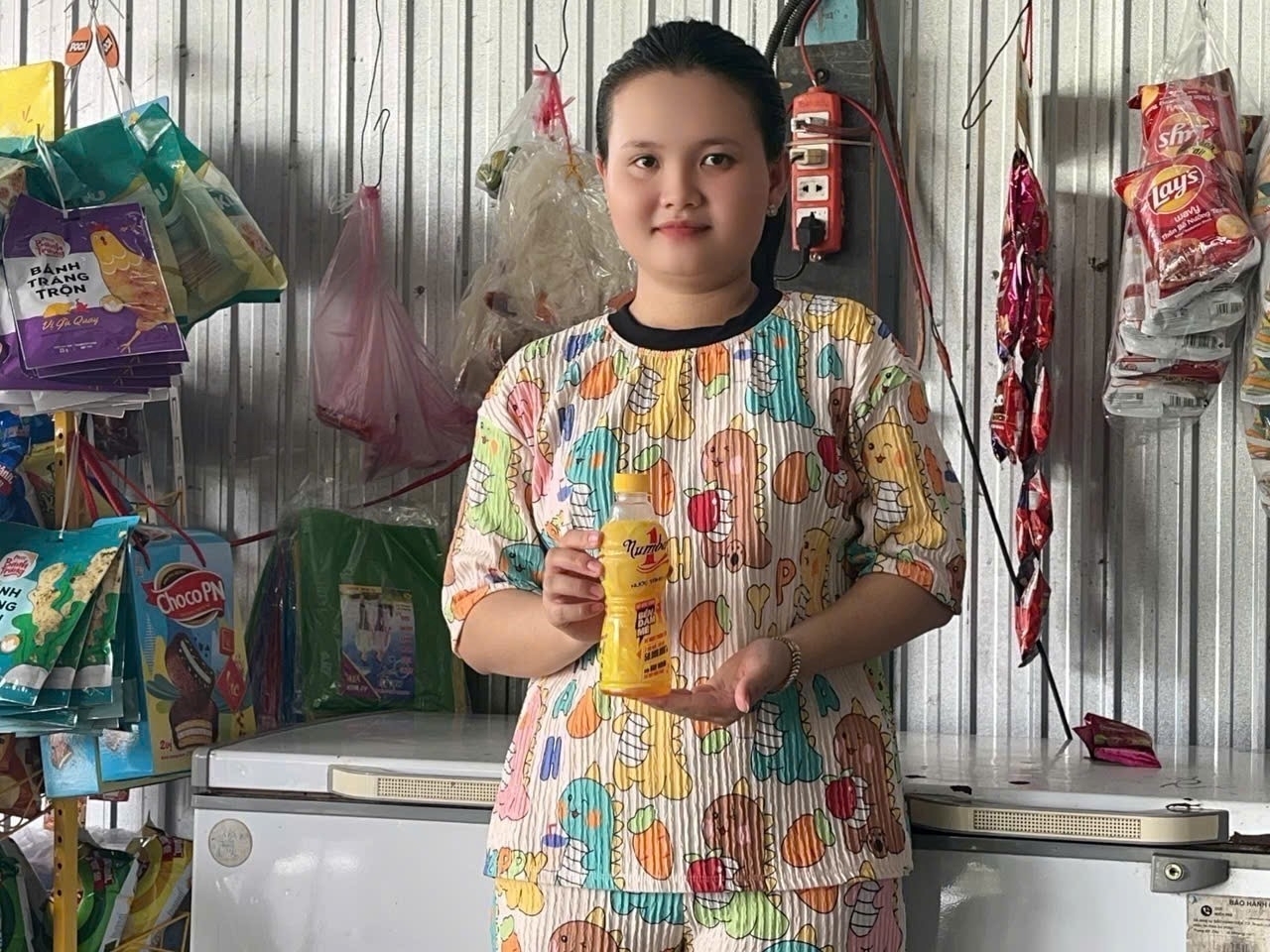 Chị Lê Thị Ngọc Trang bên quán nhỏ tại An Giang — nơi câu chuyện trúng 50 triệu đồng từ một lần xé nhãn chai Number 1 bắt đầu lan khắp xóm (Ảnh NVCC). Chị Lê Thị Ngọc Trang bên quán nhỏ tại An Giang — nơi câu chuyện trúng 50 triệu đồng từ một lần xé nhãn chai Number 1 bắt đầu lan khắp xóm (Ảnh NVCC).