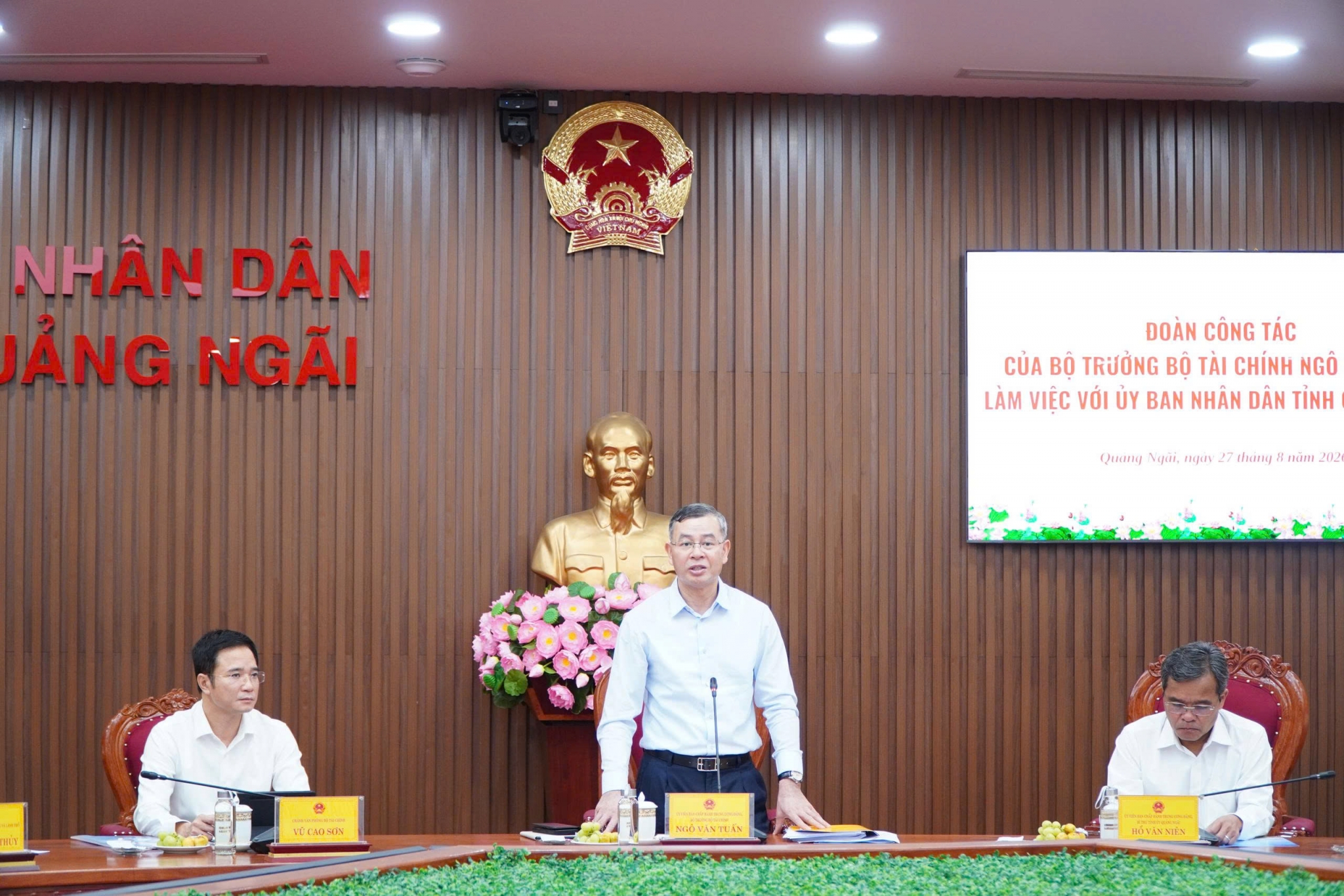 Bộ trưởng Bộ Tài chính Ngô Văn Tuấn (giữa)