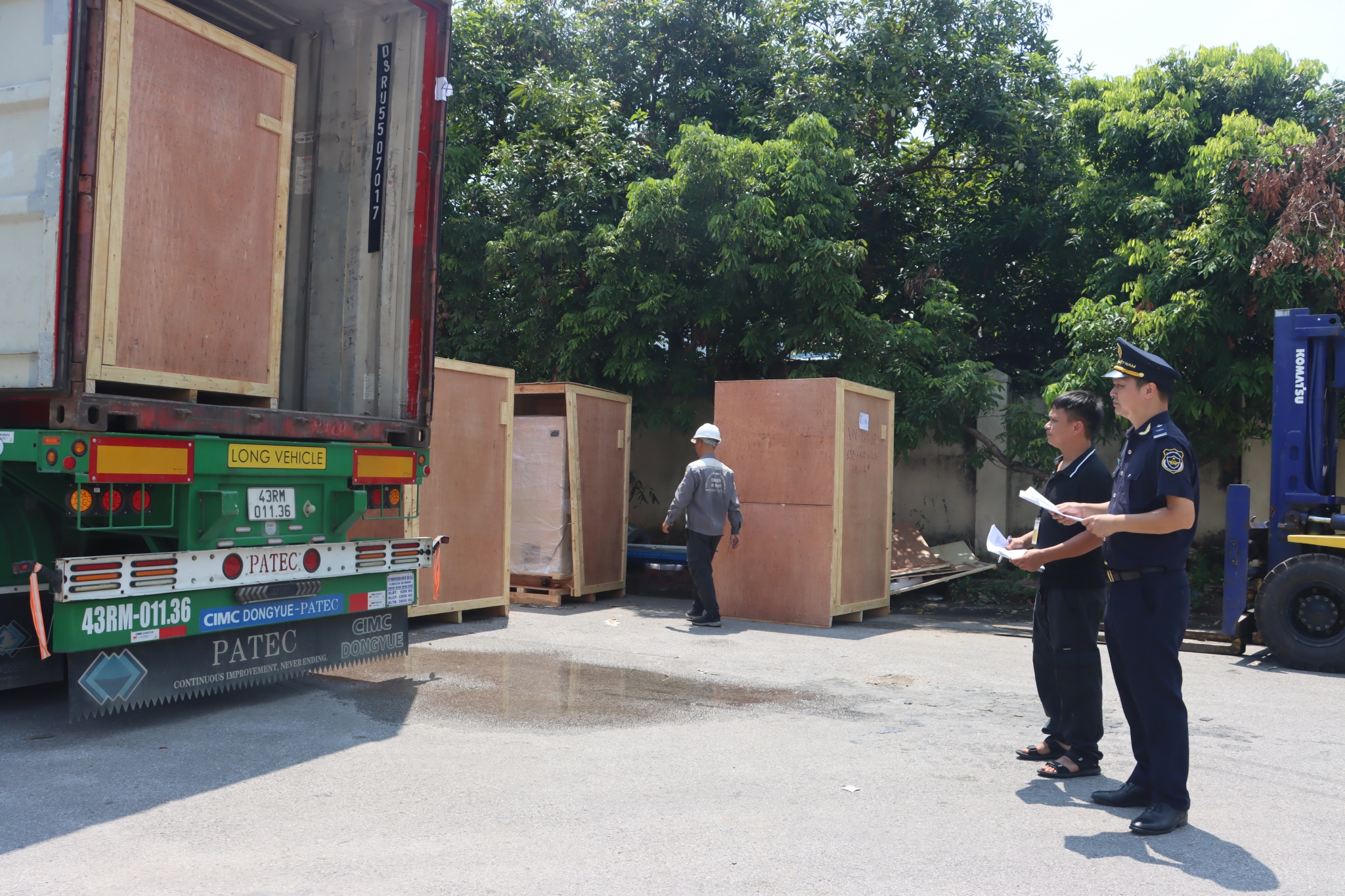 Công chức Hải quan Bắc Giang, Chi cục Hải quan khu vực V kiểm tra hàng hóa nhập khẩu. Ảnh: Thái Bình