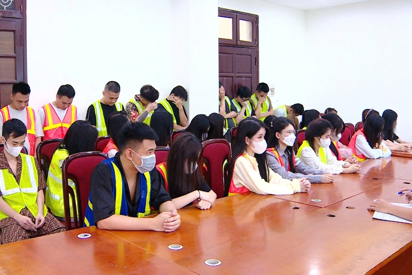 Hà Nội: Triệt phá đường dây mua bán, san chiết tinh dầu chứa chất ma túy Etomidate