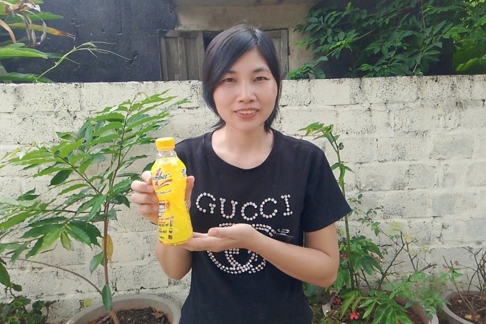 Nữ công nhân có thêm 50 triệu đồng trả nợ xây nhà nhờ một lần xé nhãn chai nước