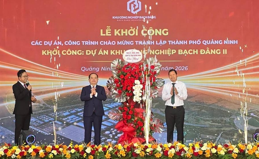 Bí thư Tỉnh ủy Quảng Ninh tặng hoa chúc mừng lễ khởi công KCN Bạch Đằng II Bí thư Tỉnh ủy Quảng Ninh tặng hoa chúc mừng lễ khởi công KCN Bạch Đằng II