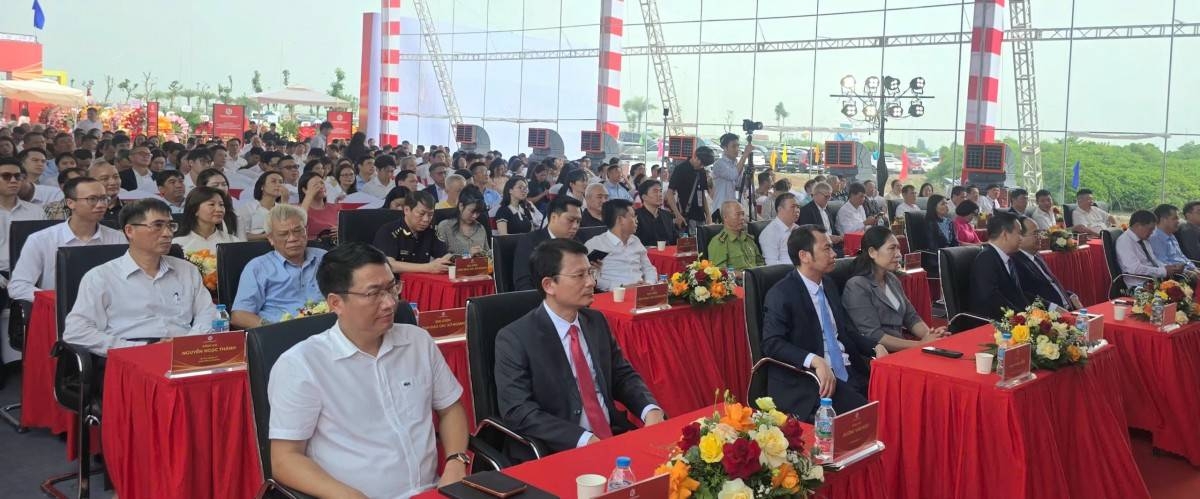 Các đại biểu tham dự Lễ khởi công KCN Bạch Đằng II Các đại biểu tham dự Lễ khởi công KCN Bạch Đằng II