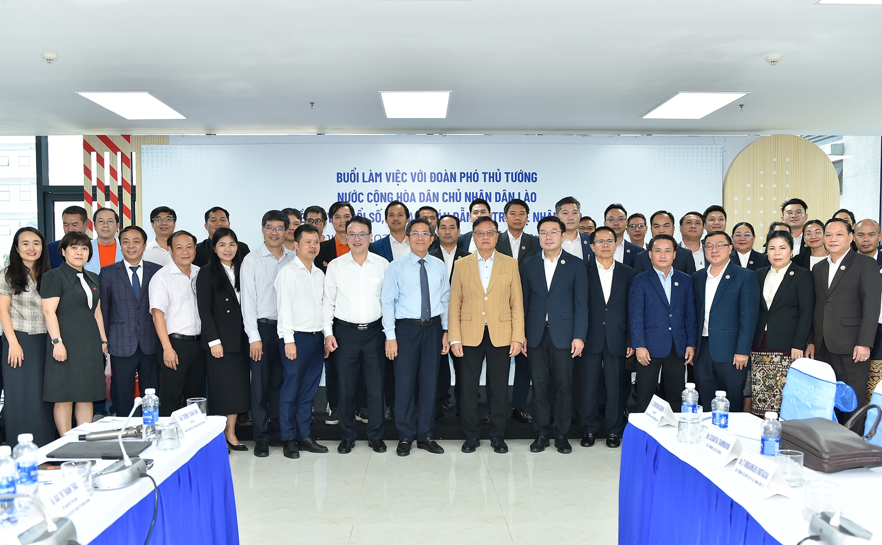 Mở không gian hợp tác Việt Nam - Lào trong chuyển đổi số, bán dẫn và AI