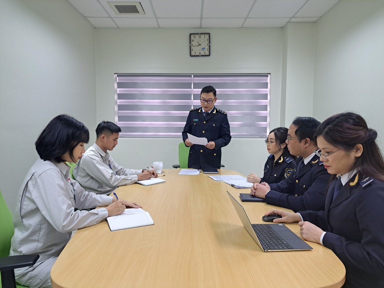 Kiểm tra sau thông quan. Ảnh tư liệu: Thái Bình.